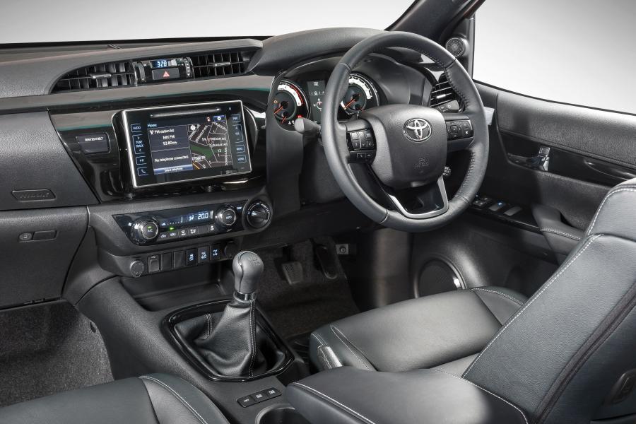 Интерьер Toyota Hilux Dakar Double Cab 2018 года  (ZA) (фото 20 из 40)